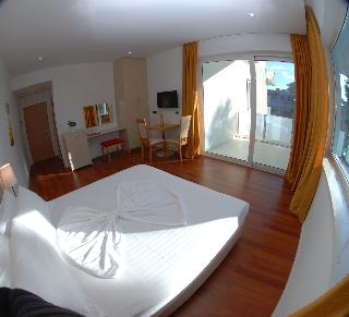 Summer Suite Hotel