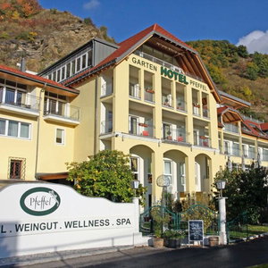 Hotel Gartenhotel & Weingut Pfeffel cazare Duernstein