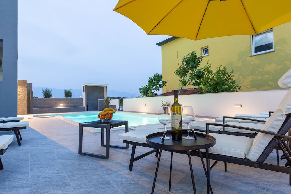Hotel Pool Apartments Lucky Luke