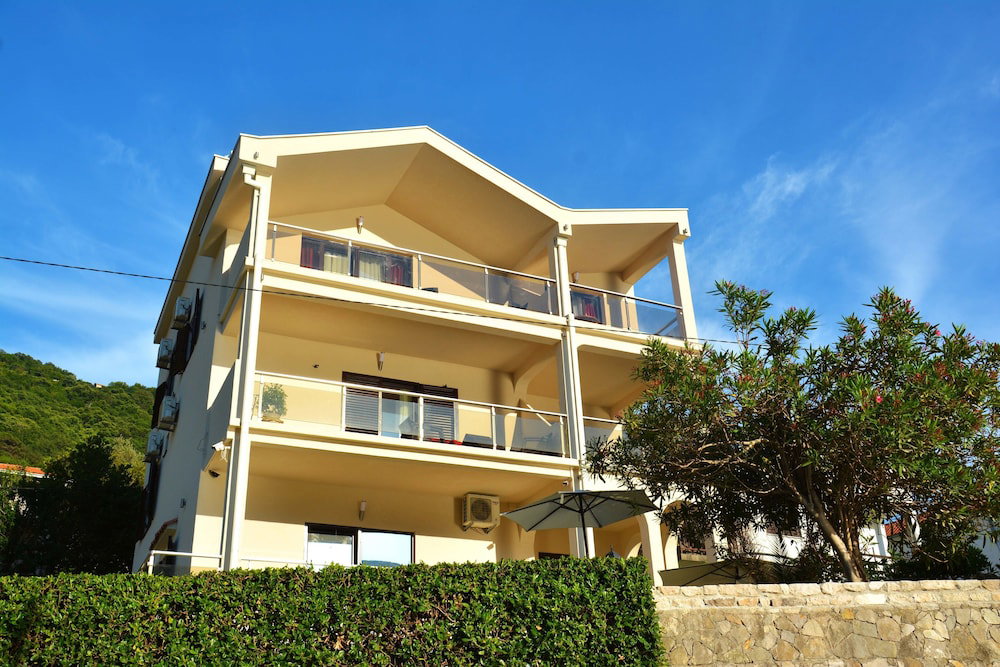 Hotel Maxhit Apartments