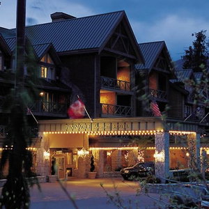 Hotel Pinnacle Hotel Whistler Village cazare Whistler