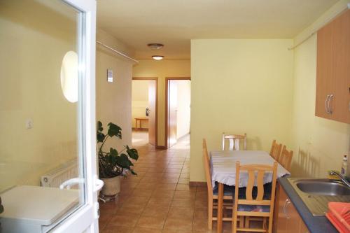 Aphrodite Apartments And Cafe