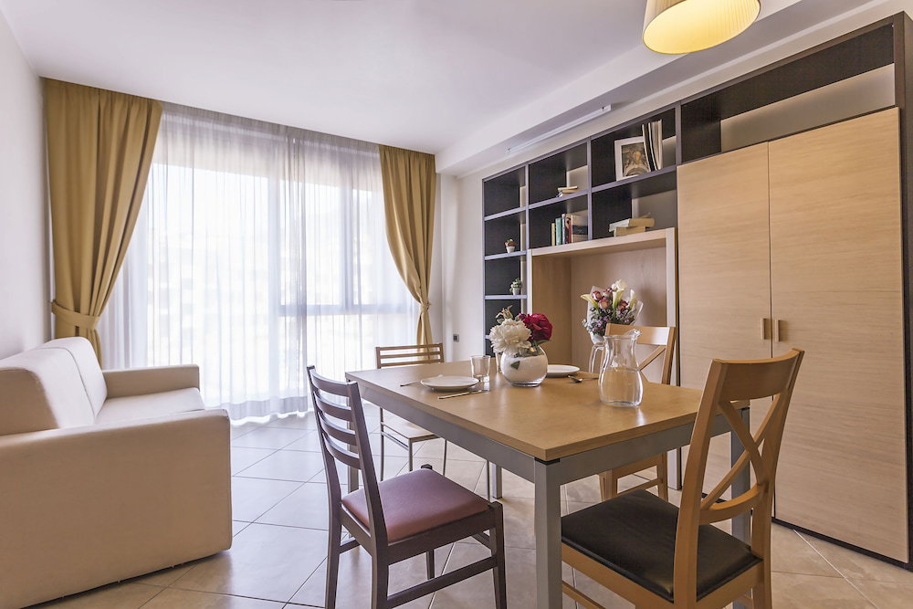 Aparthotel Anghel )