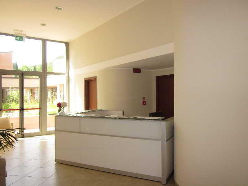 Aparthotel Anghel )