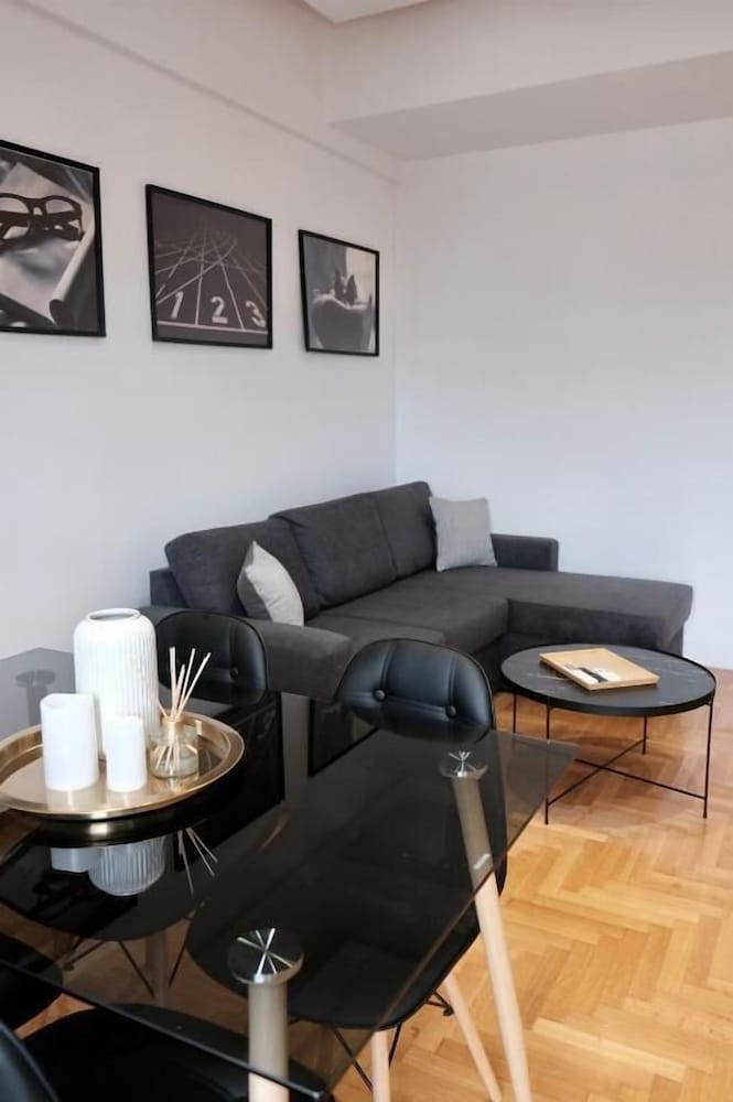 Synpiraeus Apartments & Studios