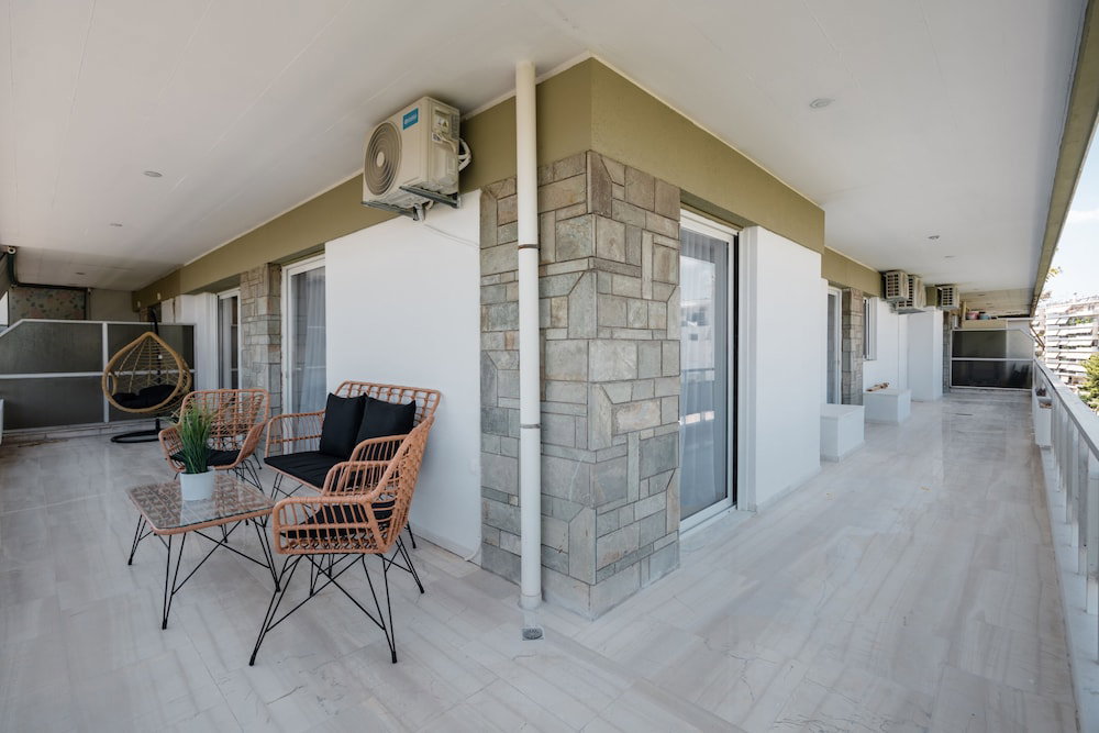 Luxury Apartment Near Floisvos Marina