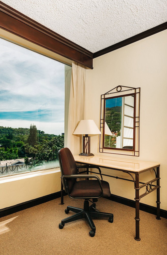 Plaza Hotel And Suites