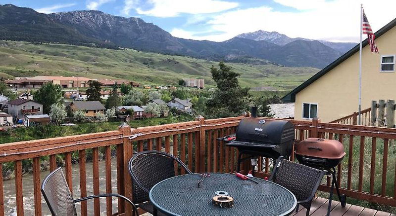 Hotel Yellowstone Riverside Cottages