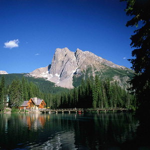 Hotel Emerald Lake Lodge cazare British Columbia