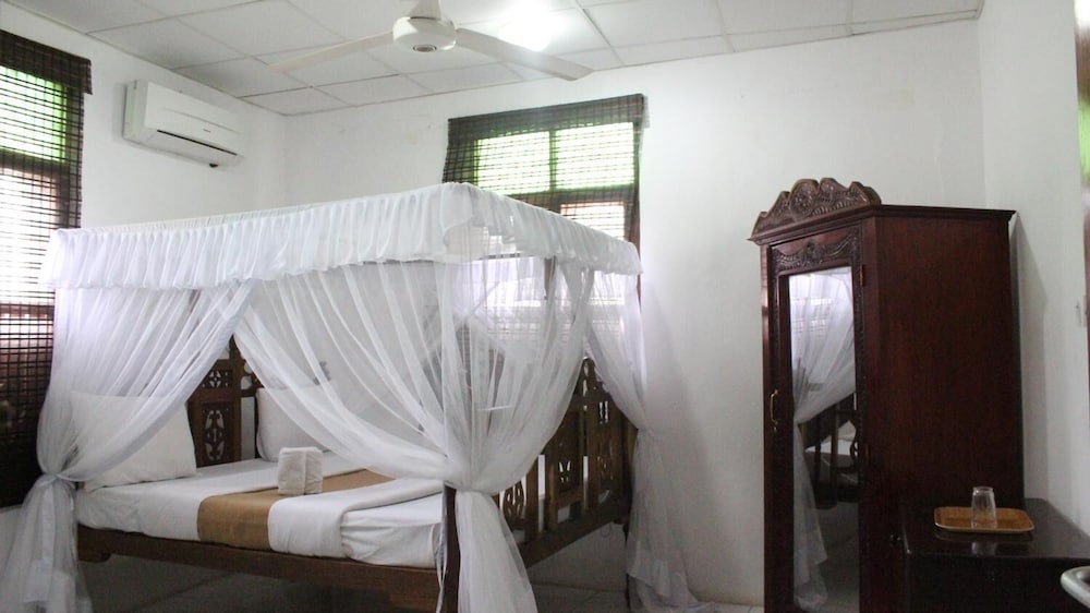 Safari Lodge Hotel
