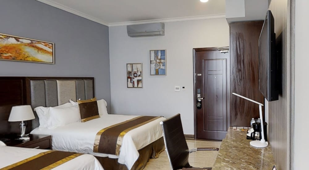 City Plaza Hotel & Suites