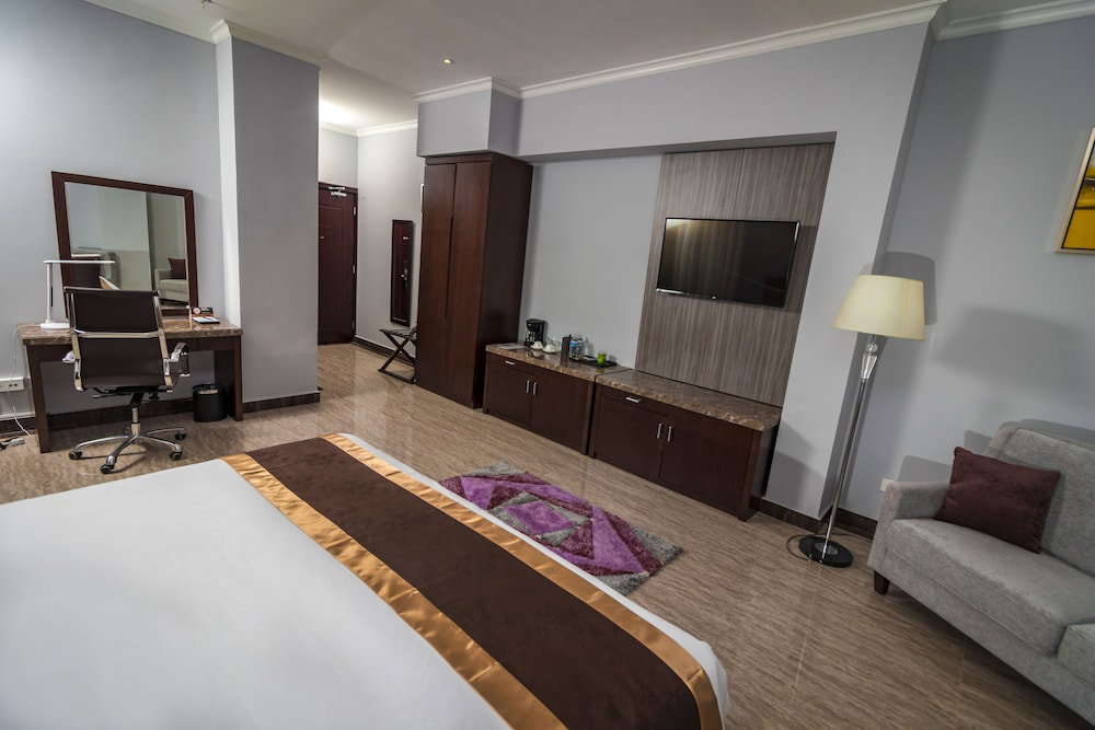 City Plaza Hotel & Suites