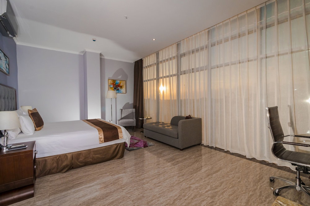 City Plaza Hotel & Suites