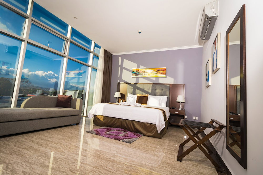 City Plaza Hotel & Suites
