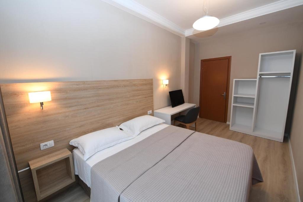 Promenade Hotel