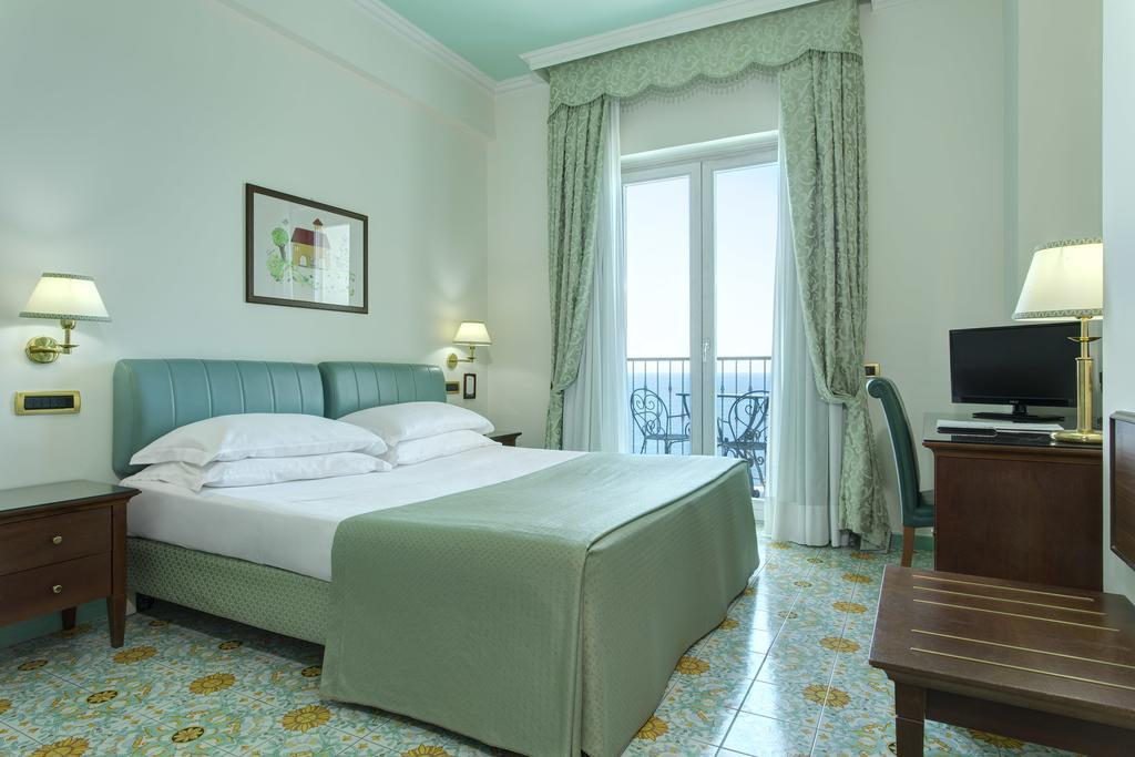 Lloyd'S Baia Hotel