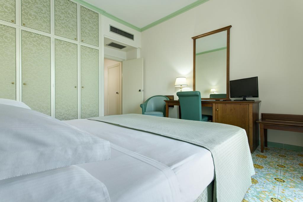 Lloyd'S Baia Hotel