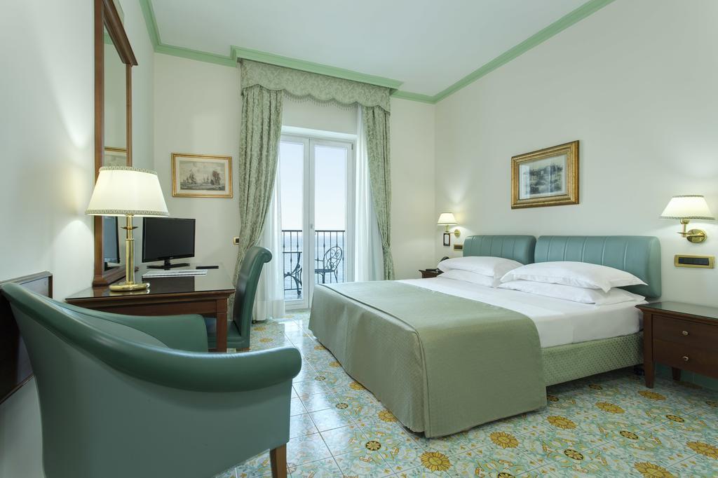 Lloyd'S Baia Hotel