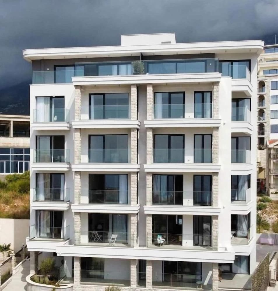 Two Bedroom Apartment Sea View Charlene