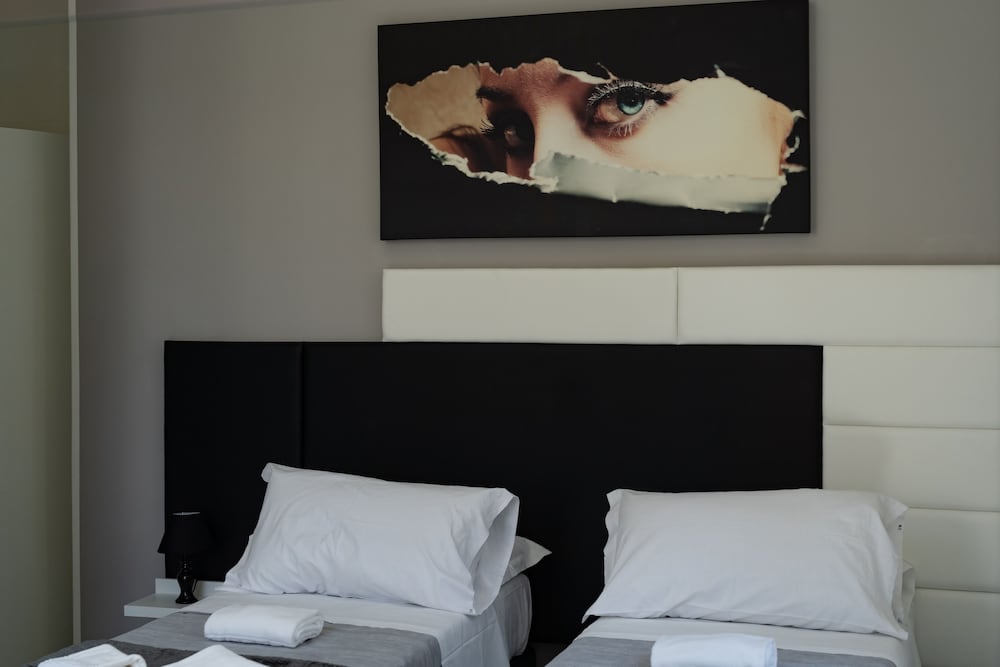 Hotel White Rooms