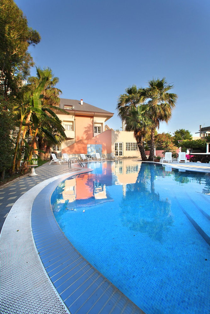 Regent Beach Hotel And Apartments