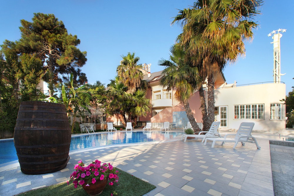 Regent Beach Hotel And Apartments