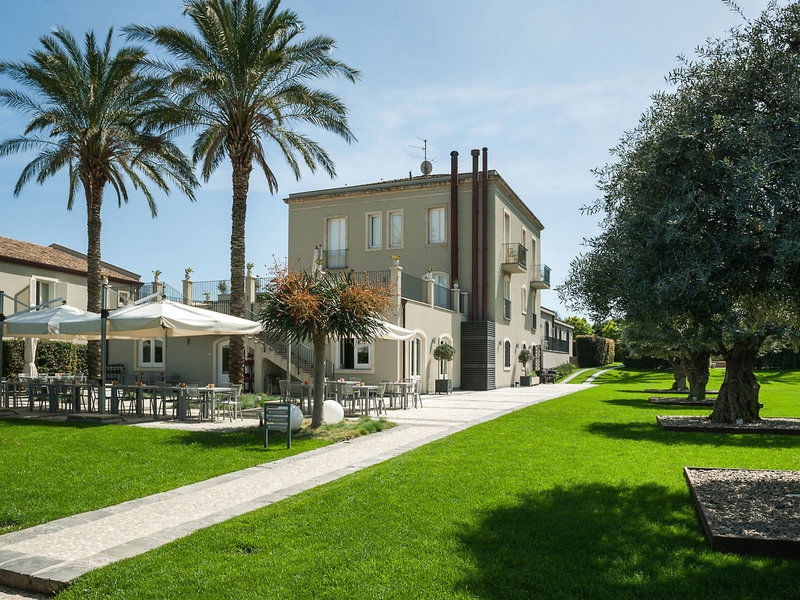 Hotel Donna Carmela Resort & Lodges