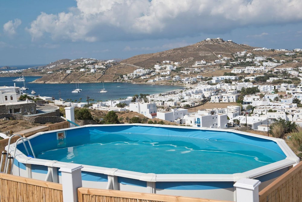Anixi Lounge Suites
