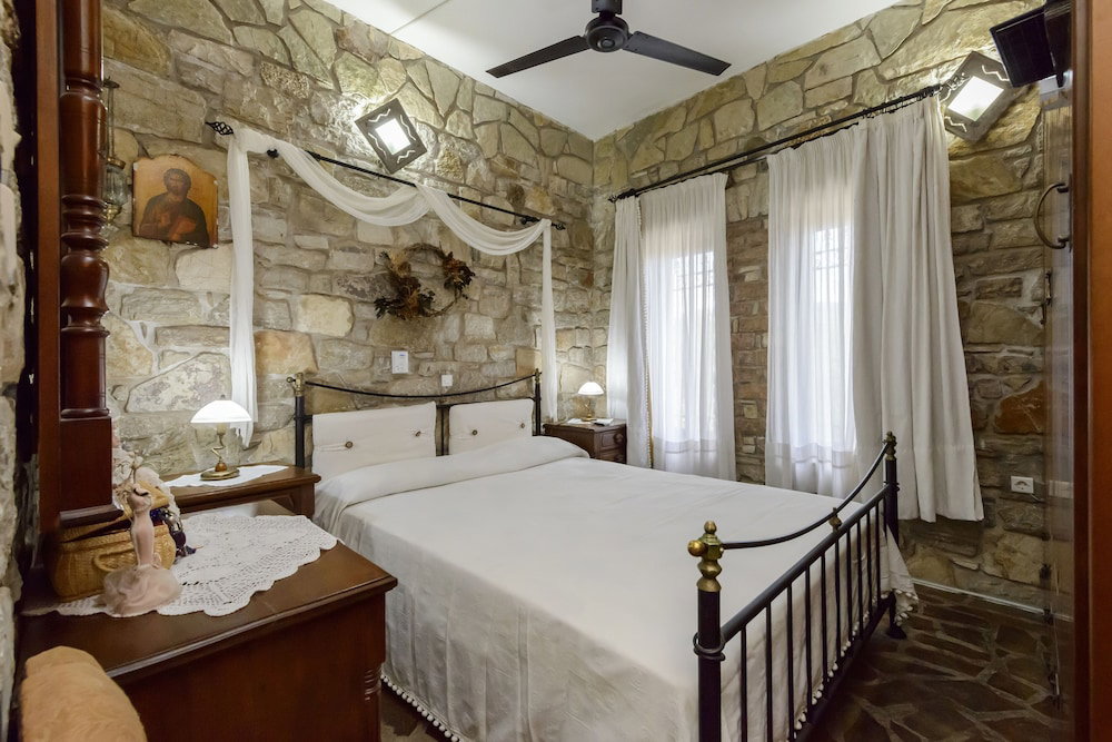Majestic Chateau - Spectacular Seascapes & Pool