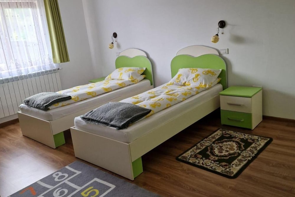 Bucovina-Mountainhouse-5Br-Fireplace-Hottub-Wifi