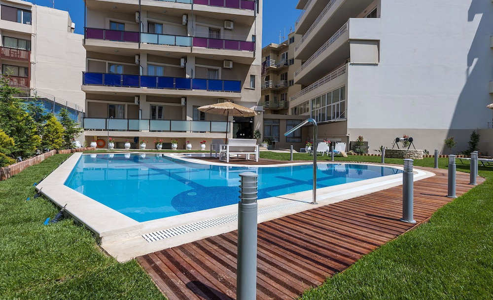 Leonidas Hotel & Apartments