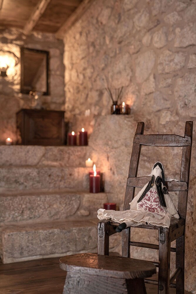 Hotel 1813 Painters Stone Shelter