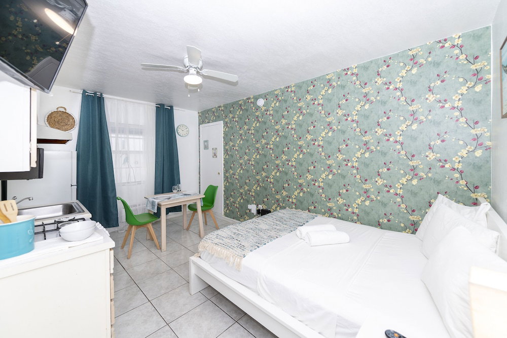 Hotel 335 Ocean Walk Apartments