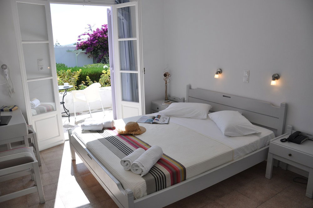 Akrotiri Hotel