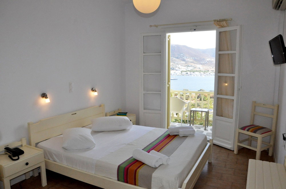 Akrotiri Hotel