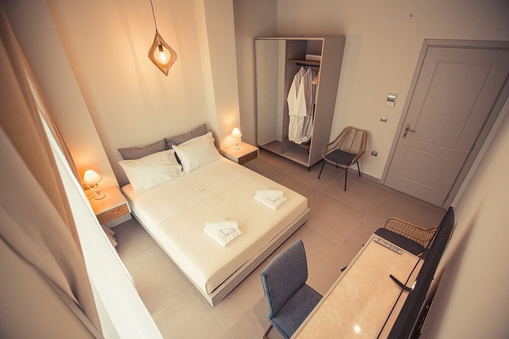 Hotel Io Luxury Pool & Hot Tub Suites