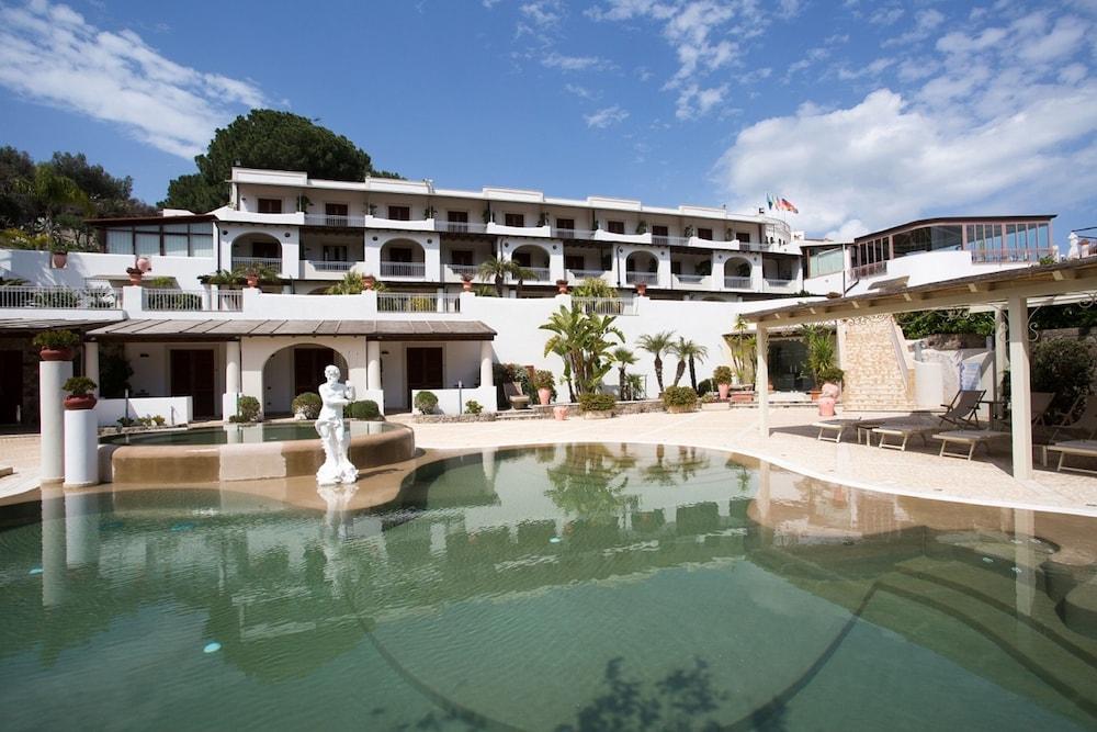 Hotel Tritone