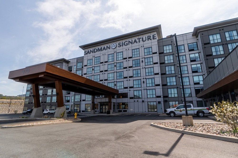 Hotel Sandman Signature Dartmouth Hotel & Suites