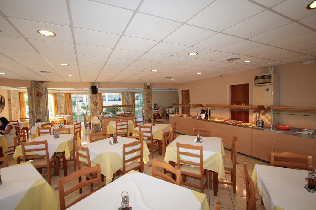 Village Inn Studios & Family Apartments