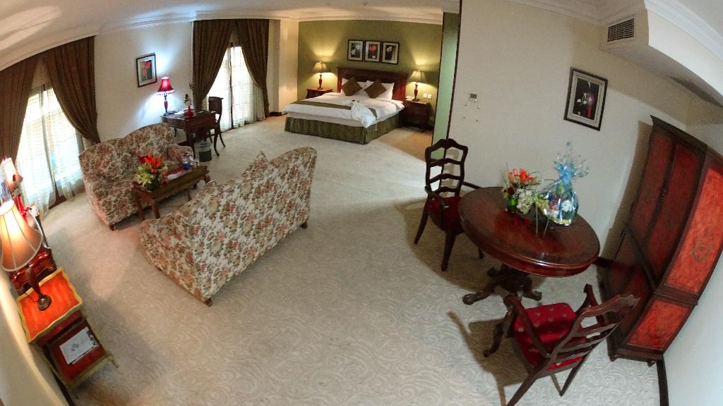 Hotel The Convention Center & Royal Suites