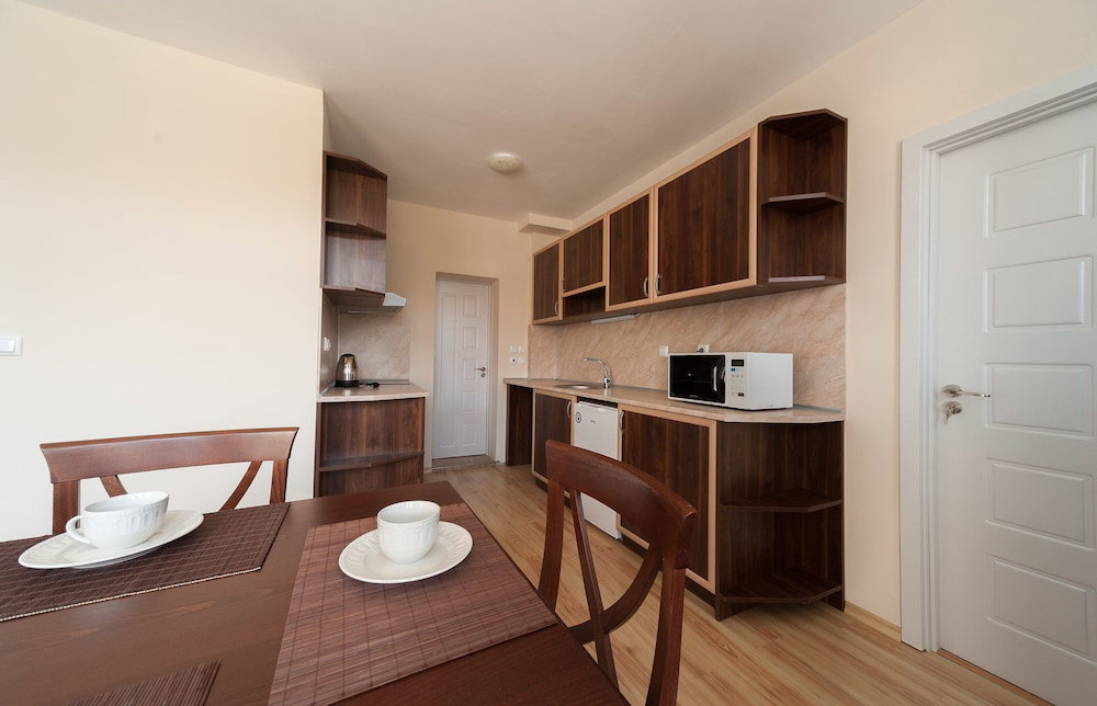 Roel Residence Apartments