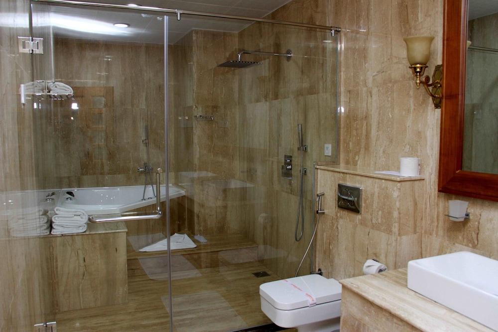 Araliya Green Hills Hotel