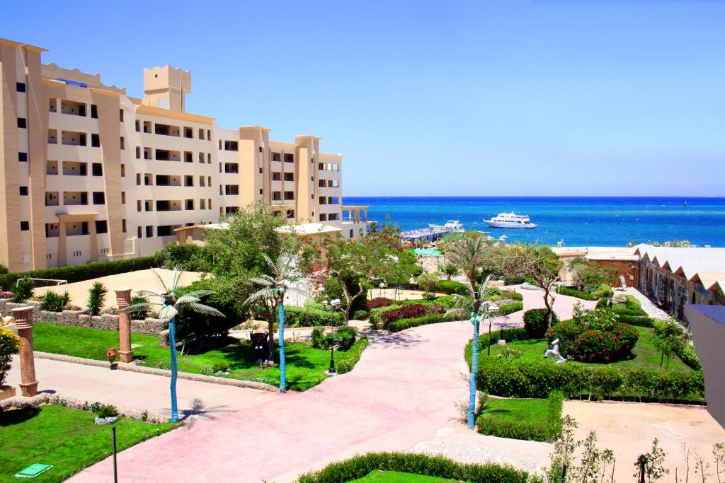 Hotel King Tut Aqua Park Beach Resort