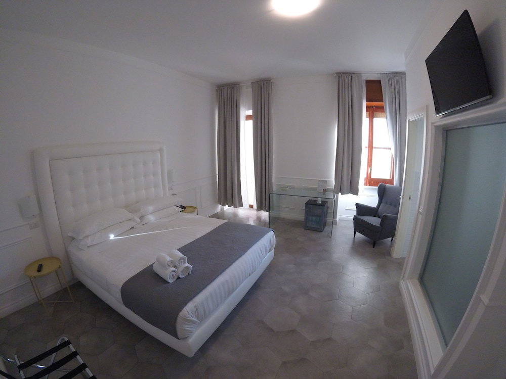 Hotel Ravida Suites