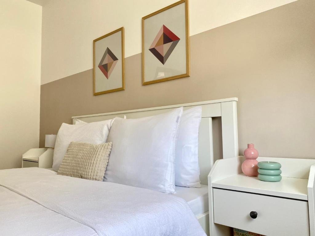 Wanderlust Home Cream Rasnov Apt For 4 Wifi And Free Parking