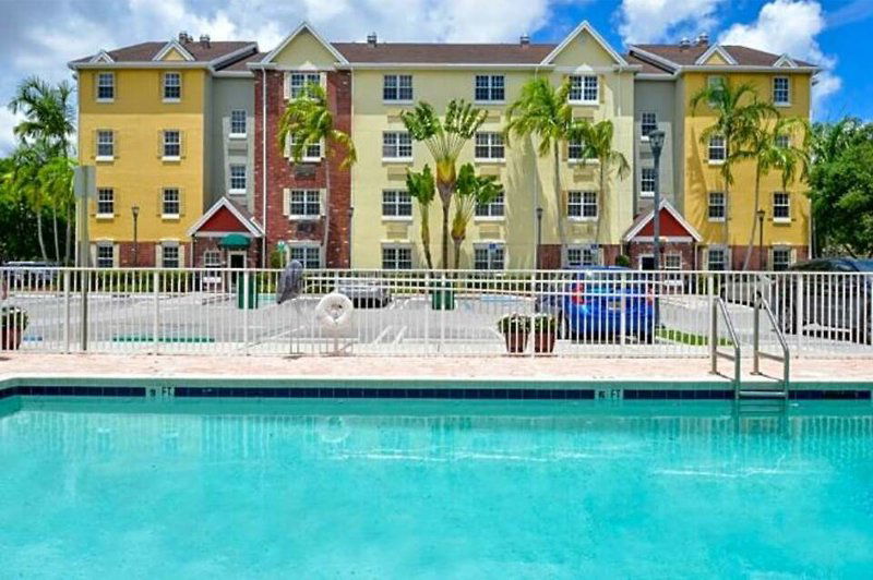 Hotel Candlewood Suites Miami Doral An Ihg Hotel