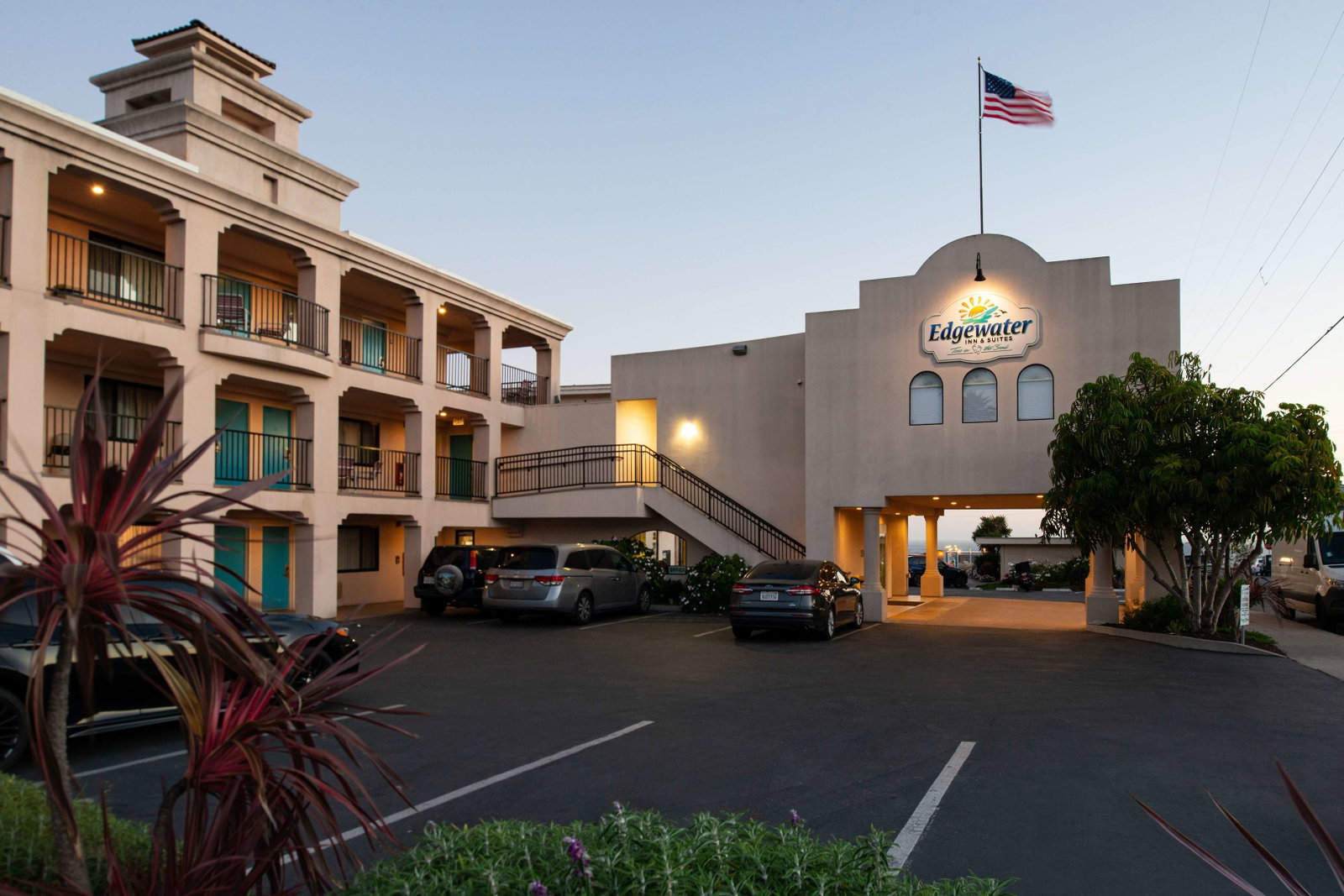 Hotel Edgewater Inn & Suites