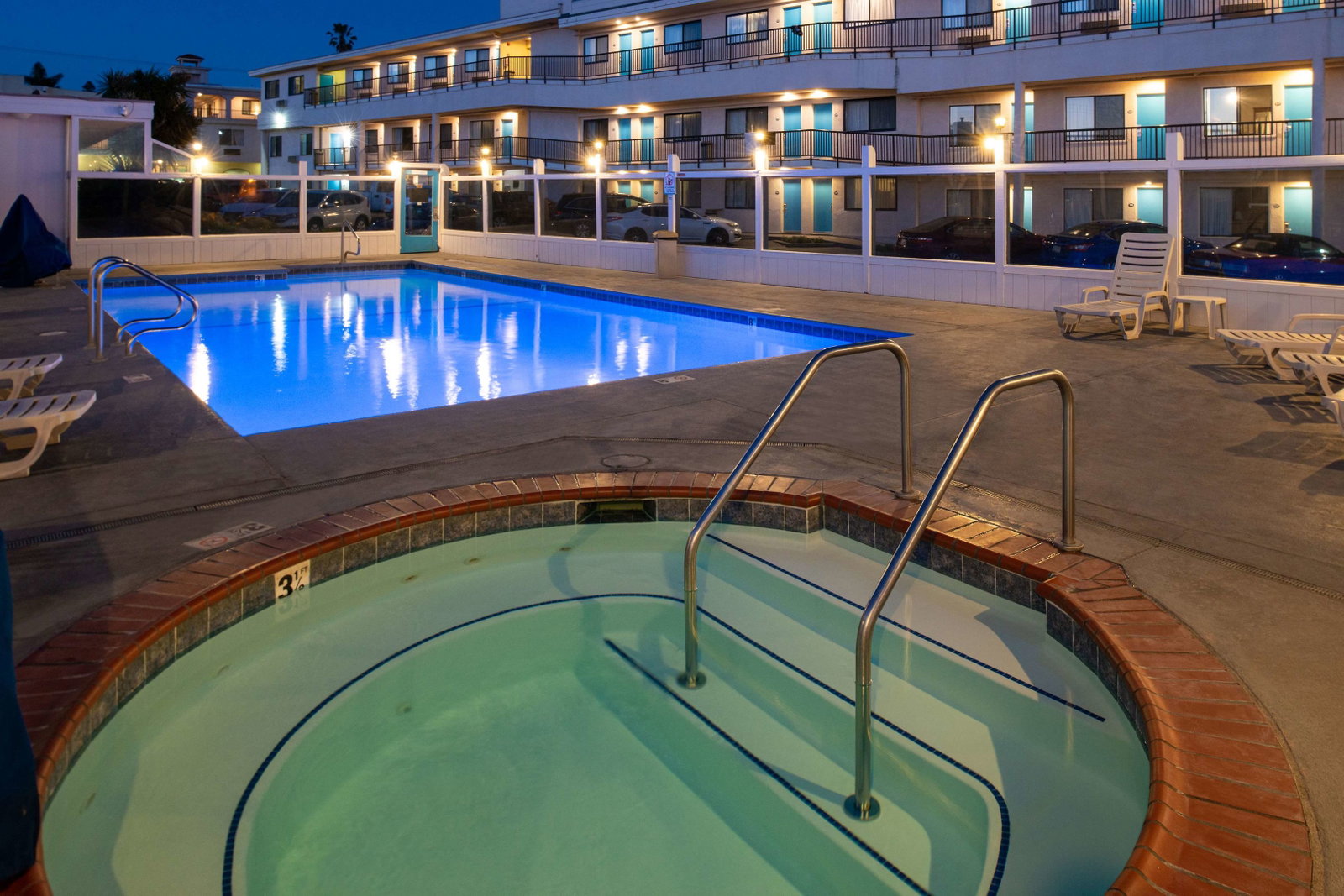 Edgewater Inn & Suites