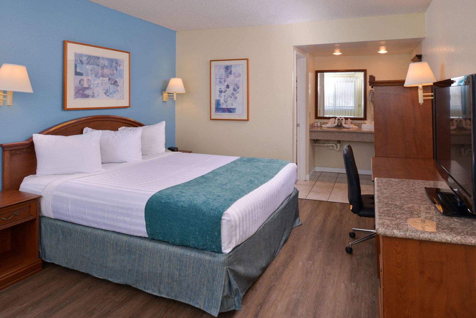 Edgewater Inn & Suites