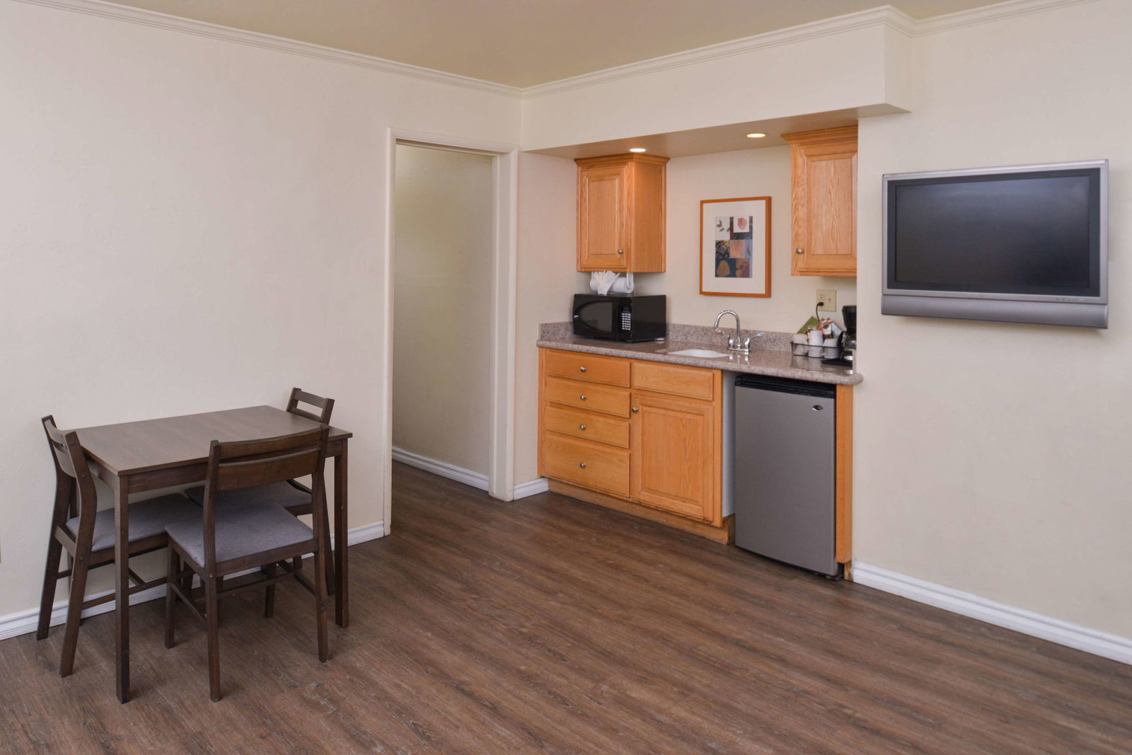 Edgewater Inn & Suites